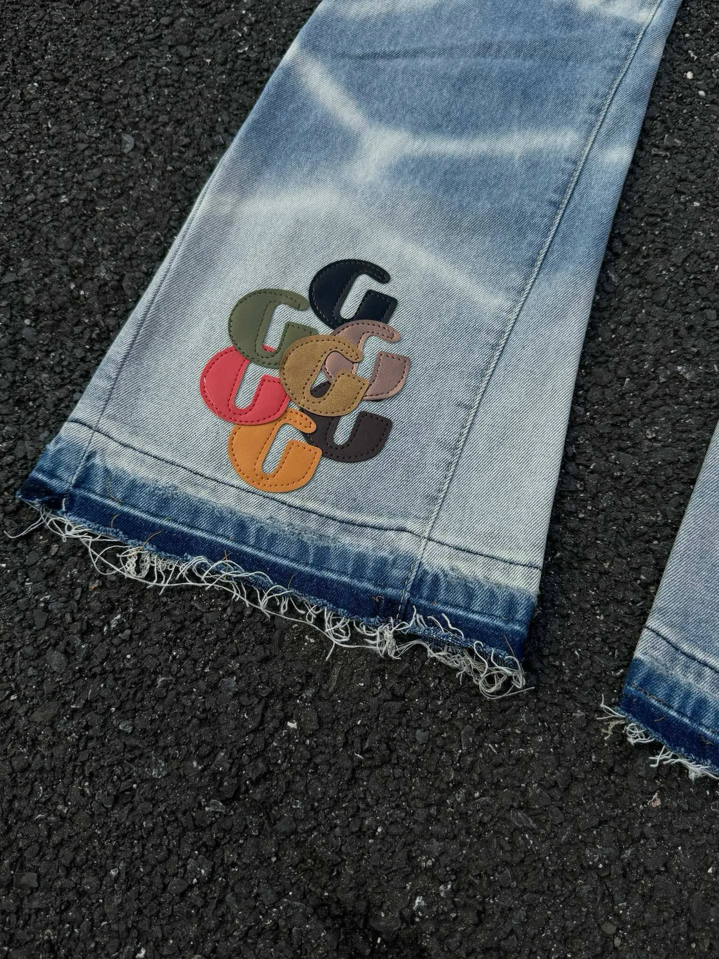 -Size upper body P240#G66 GALLERY DEPT. Denim spliced ​​with all-over printed leather ripped bell-bottoms, washed and distressed jeans. GALLERY is attracted by these bell-bottoms. Whether it is a reset of Carhartt or Levis, they all create a strong brand style. Since these pants are modified from rare vintage, the production capacity is limited. Therefore, after many icons wore them, these pants were once hard to find. Later, perhaps due to the improvement of GD's business in the past two years and the expansion of production lines, the brand itself lowered the price, so I can't wait any longer for these pants this year and will definitely buy them. During the process of the denim washing plant, the owner of the washing plant helped introduce a boss who had worked for Levi's foundry and started his own business. This also paved the way for the following styles. Therefore, Levi's remodeled single product for the base plate is really familiar. Whether it is the fabrics supplied or the lathes used in production, there is nothing to choose from. -Color: blue -Size: S-XXL (corresponding to 28-36)